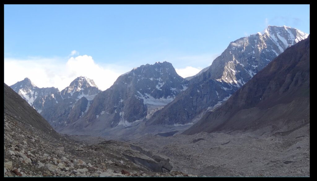 A long moraine span below Borasu pass glacier (Chitkul side)