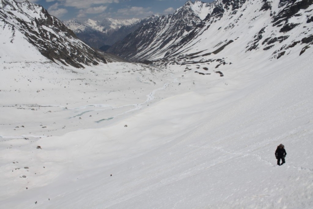 Climbing up the steep incline of Charang-La pass