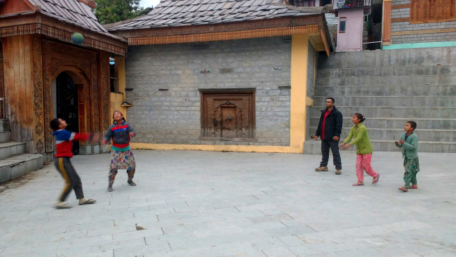 The game of volleyball with kids in Sangla