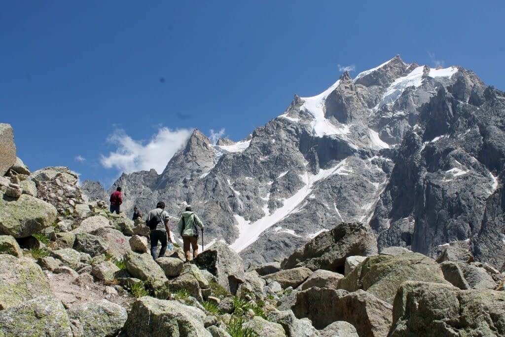 Hiking through boulders near Parvati Kund