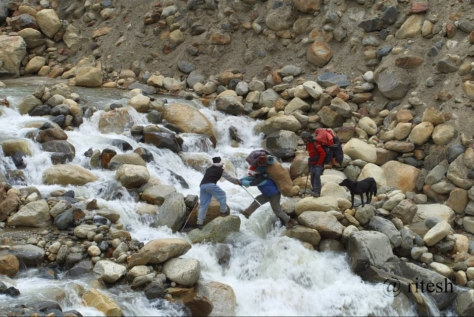 Crossing a tributary stream of Baspa near Dumti
