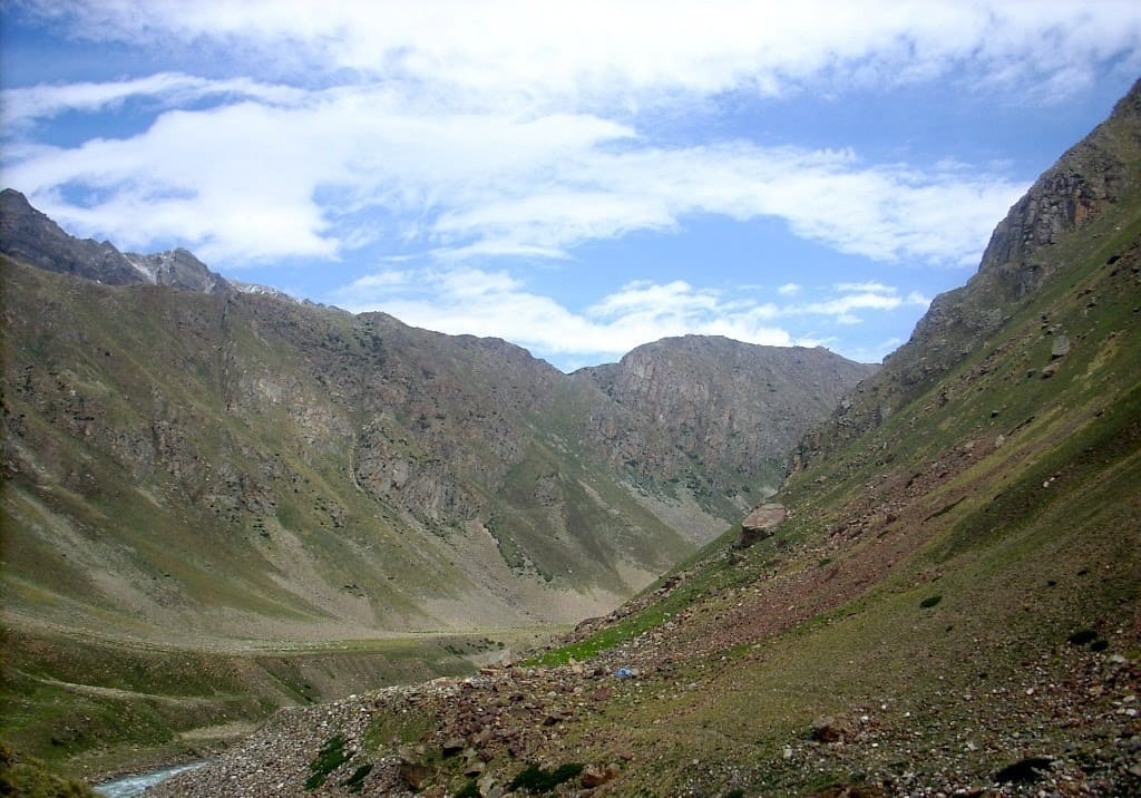 Looking back after the vast sweeping turn from Ranikanda meadows