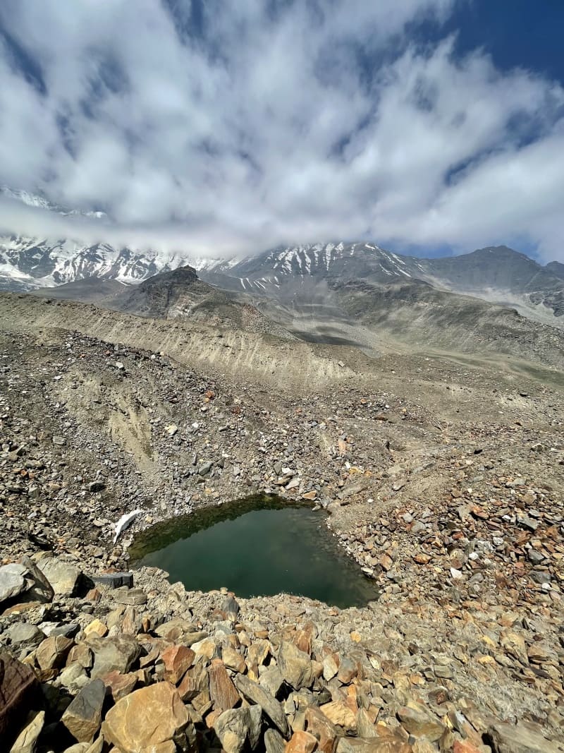 A glacial lake below Kedartal